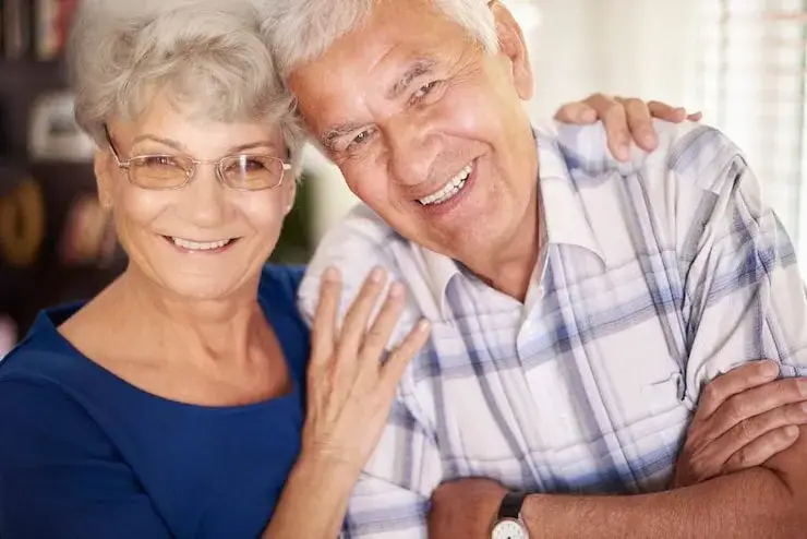 seniorzy korzystający ze zniżek, uśmiechnięci seniorzy