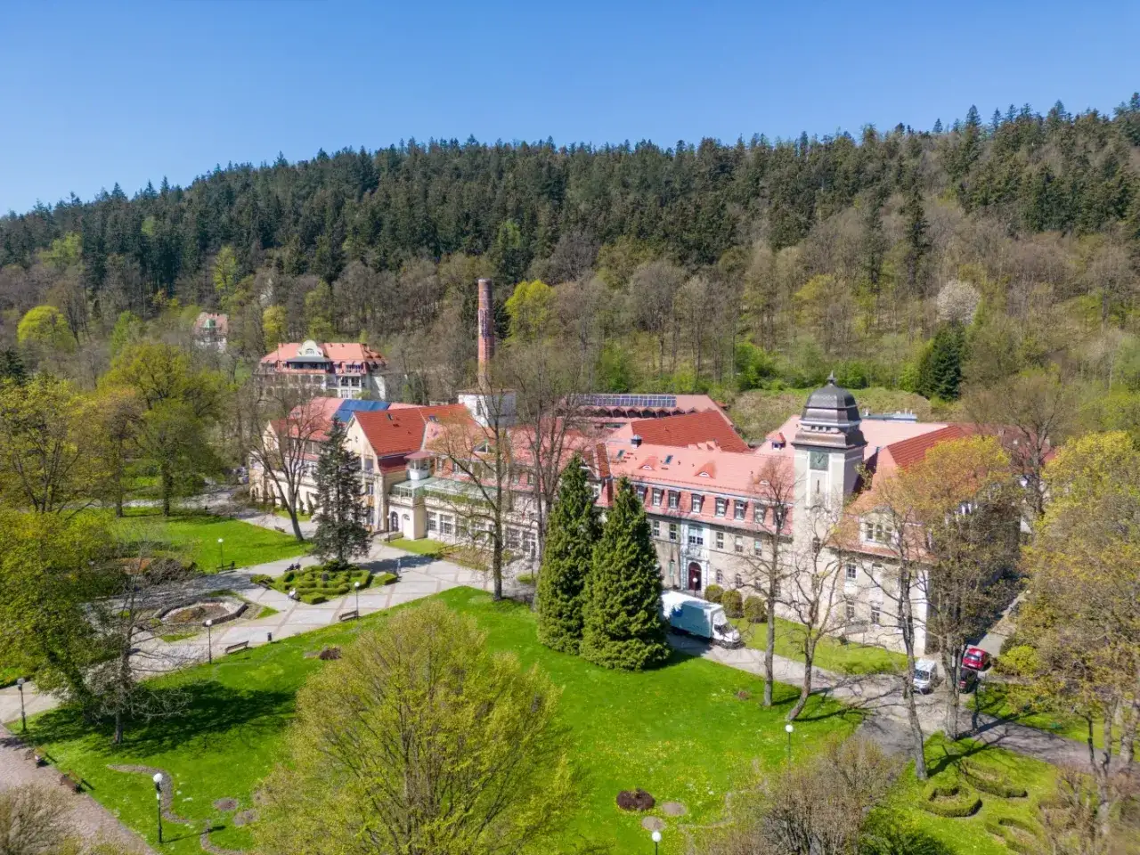 Sanatorium w otoczeniu zieleni. Sprawdź nowe zasady wyjazdu do sanatorium na NFZ i zaplanuj swój pobyt.