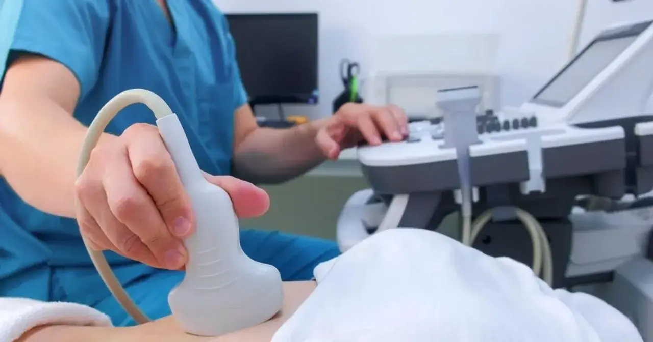 Lekarz wykonuje USG jamy brzusznej, badanie kluczowe w diagnostyce trzustki.
