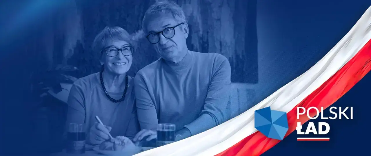 Uśmiechnięci seniorzy przy stole, symbolizujący ulgę dla pracujących seniorów. Obok biało-czerwona flaga i logo