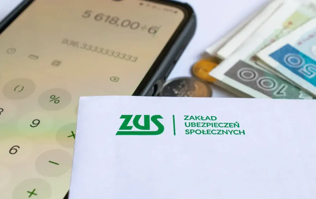 Telefon z kalkulatorem, pieniądze i dokument ZUS. Trwa ponowne przeliczenie emerytury ZUS.
