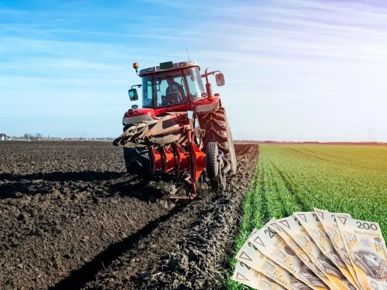 Czerwony traktor orze pole. Obok leżą banknoty 200 zł, symbolizujące pytanie: emerytura z KRUS ile wynosi netto?